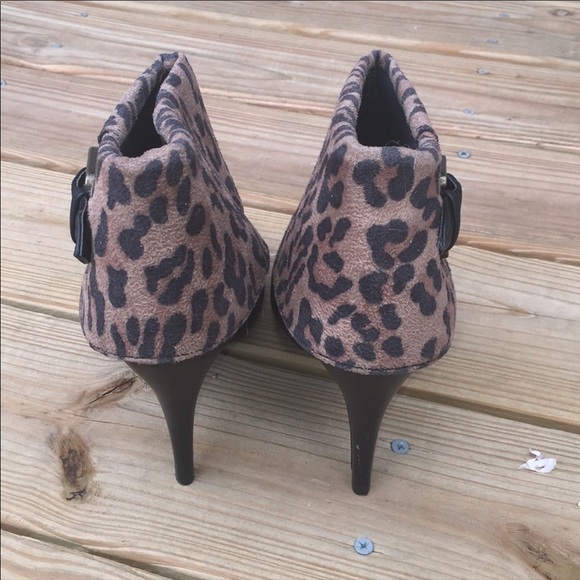 New Directions Charm Leopard print ankle Booties - Picture 4 of 8